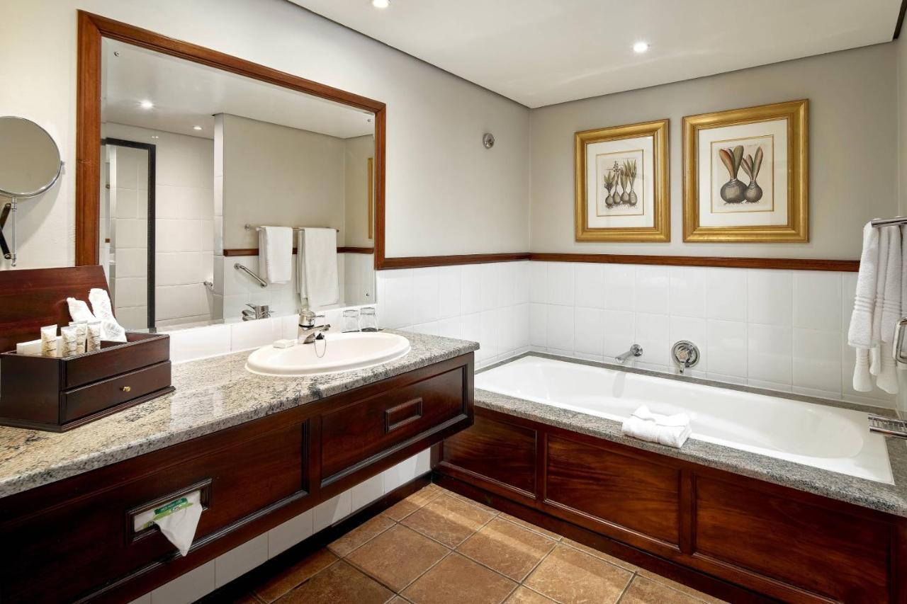 Irene Country Lodge, Autograph Collection Centurion Dış mekan fotoğraf A bathroom in a hotel