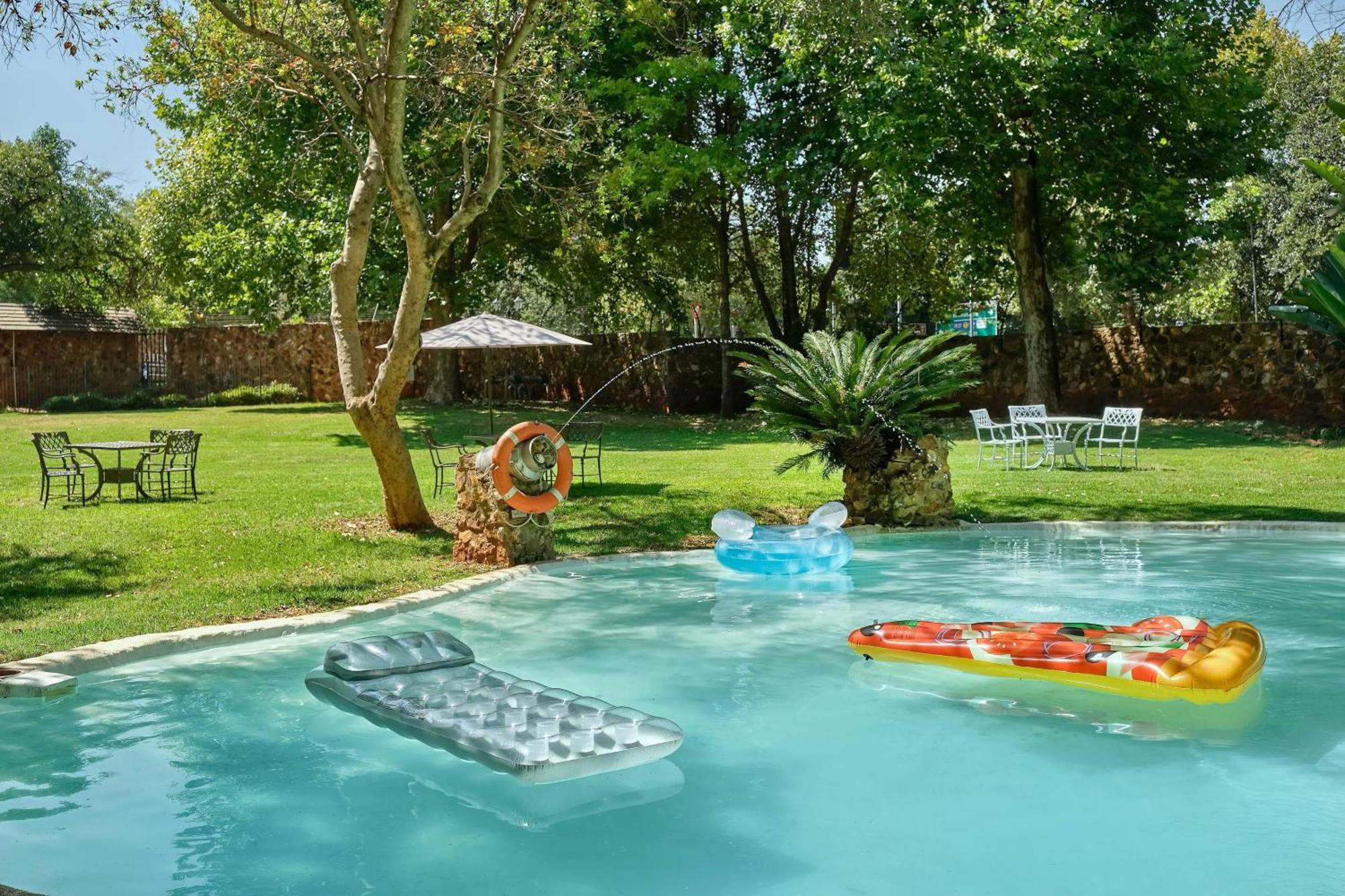 Irene Country Lodge, Autograph Collection Centurion Dış mekan fotoğraf A swimming pool