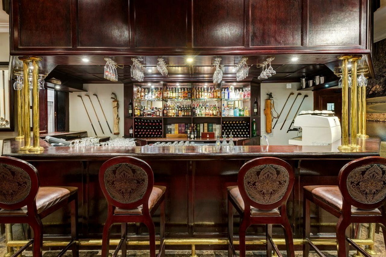 Irene Country Lodge, Autograph Collection Centurion Dış mekan fotoğraf The bar at the American Bar